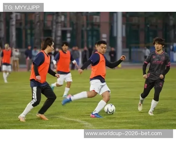 校园足球比赛激情四溢球场上挥洒汗水与青春的完美交融